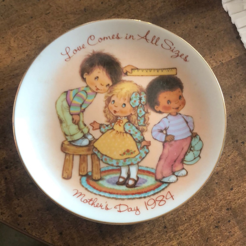 1984 Mothers Day Avon Plate Gold Trim